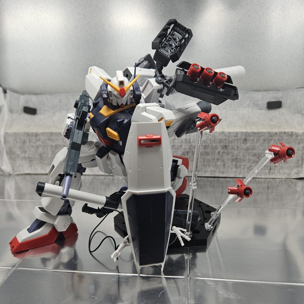 仮組状態塗装ブースでの一枚です使用キットMG 1/100 ガンダムMk-2 Ver.2.0(エゥーゴ)30MM 1/144 オプションパーツセット10(大型プロペラントタンクユニット)HGBC 1/144 ボールデンアームアームズ