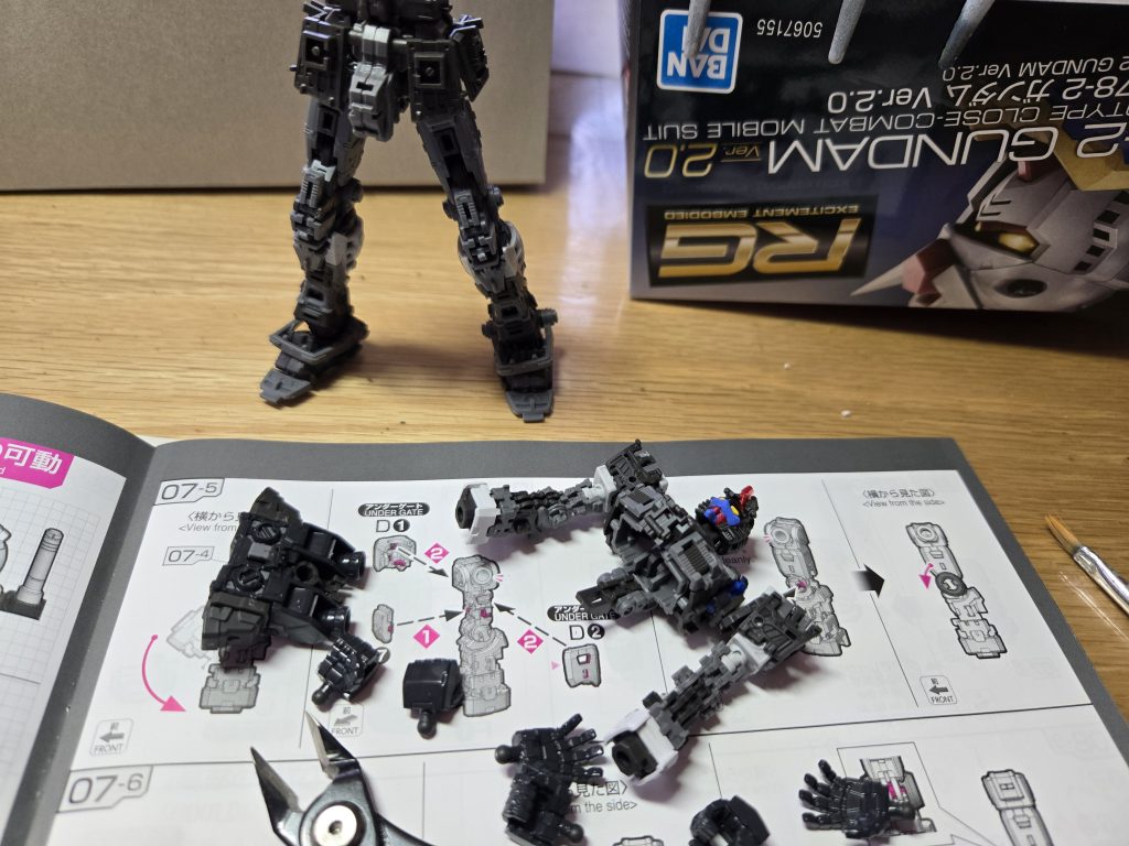 内部フレームは、ほぼ無塗装です。構造が細かいため、塗装すると可動がしにくくなることもあると考えました。