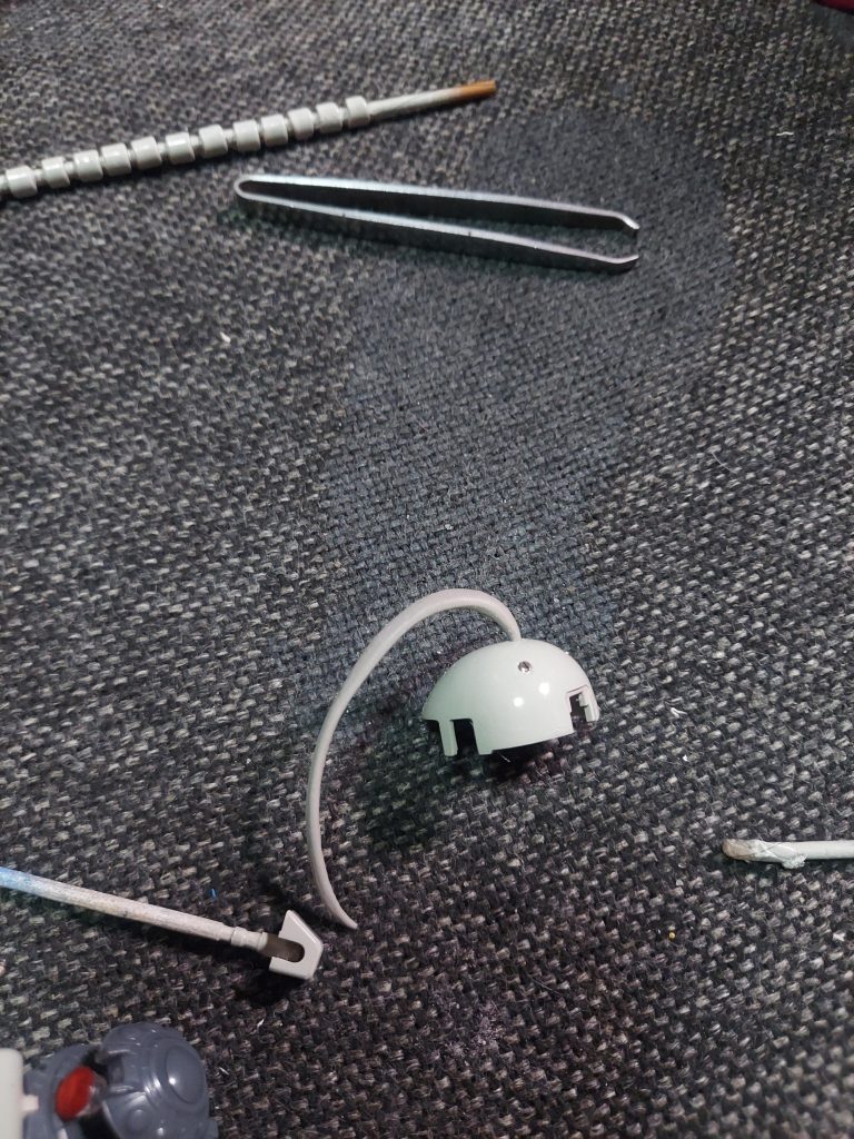 アホ毛装着2.3mmの穴を開けて差し込んでるだけなの(@￣ρ￣@)