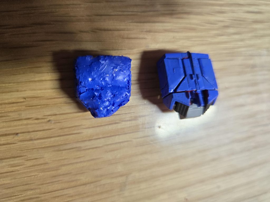 左側がダミーのコアブロックです。コアブロックを本体に収納すると、コアファイター単独で飾れないので発泡スチロールを削り出して水性塗料で塗りました。それだけでは、脆いので表面に透明レジンを2度塗りしました。プラスチックキットの強度が出て良いダミーのコアブロックになりました。👍