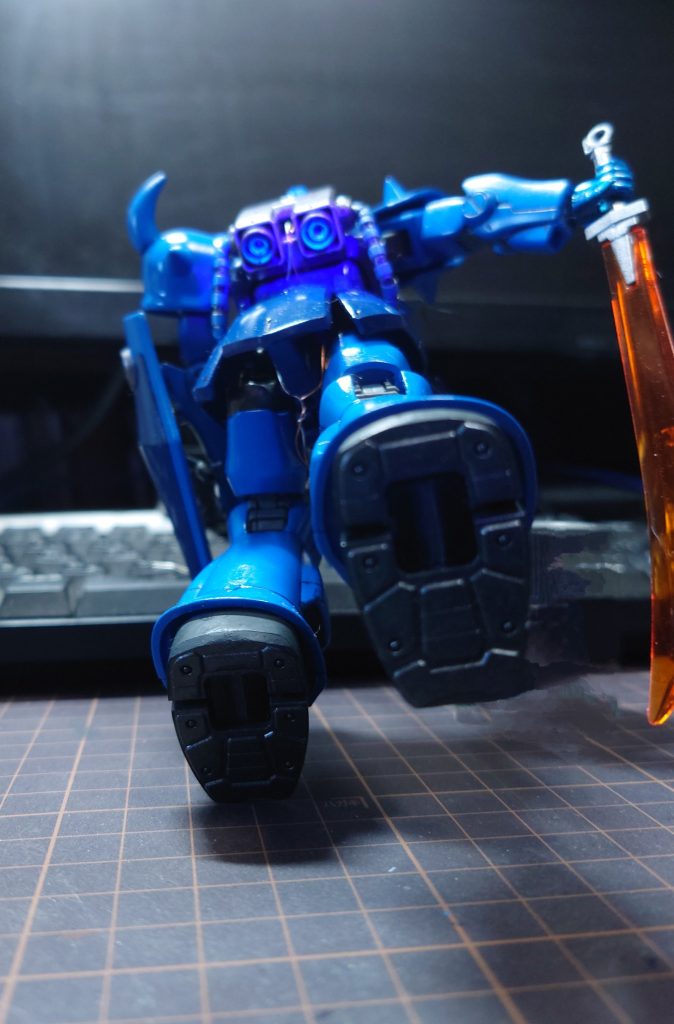 調子に乗って、走りだしてみました。背中のブースターはブラックライトで光らせてます。