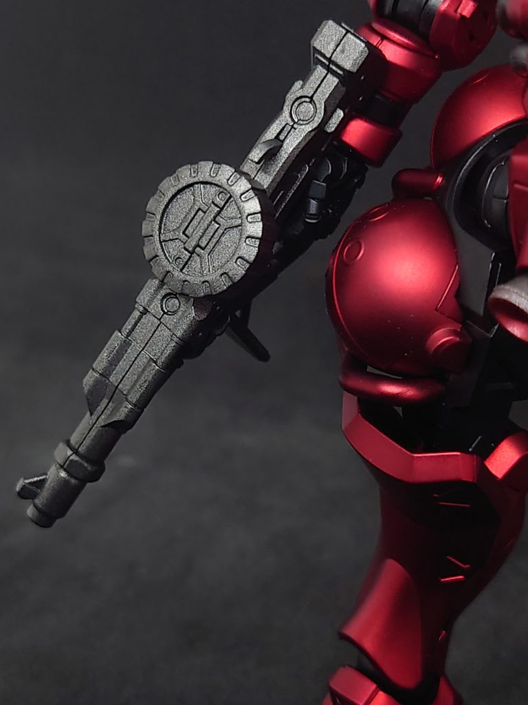 付属のマシンガン赤鉄で塗装したおかげか、重量を感じられる仕上りに(gandam-hand1)