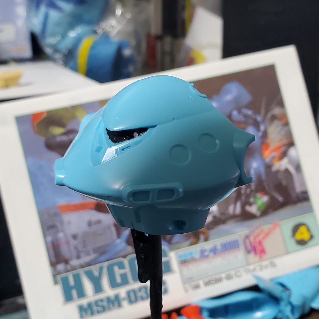 モノアイは横を向けたかったためパテで元の穴を埋めて別の箇所に穴あけ。また、モノアイ用のLEDを点灯させた際に光がかなり洩れたため裏を黒で塗装しています。