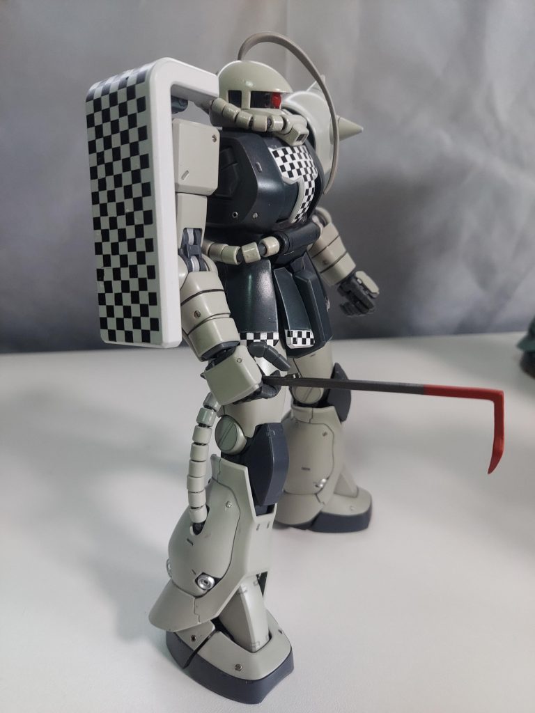 よこシールドもチェッカー柄にしま酢た(A；´･ω･)