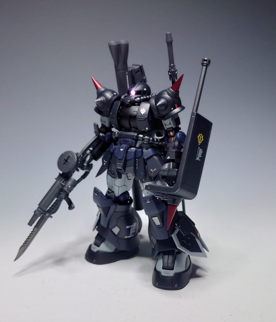 【MS-06GD-s　高機動型ザク地上用 強襲機】[設定]　元の機体をベースに近接兵装を装備した機体。更に各部スラスターを追加され機動力も向上している。[解説]　HG高機動型ザク地上用(エグバ機)をベースに主に両肩スパイク化、膝部形状変更。オリジナルのスパイクシールドを追加しました。