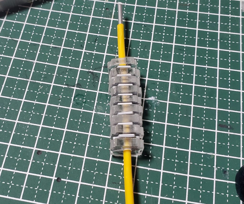 今回、一番のこだわり「フレキシブルな背骨 」色々と思考した結果、両端はボールジョイント。レジンとプラ板の四隅を切削し収縮チューブを被せたアルミ線を通してみました。長くしすぎてカットせざるを得なかったのが悔しい。