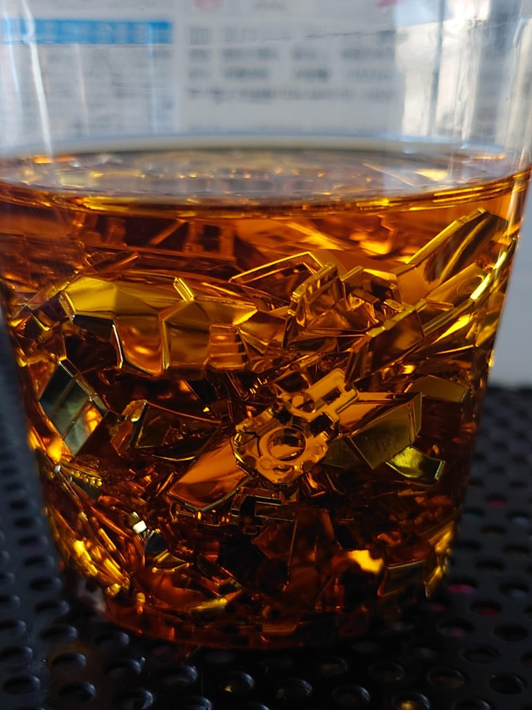 総てはこの科学実験から始まった。ガイアノーツの薄め液でアカツキ本体のゴールドを溶かしました。