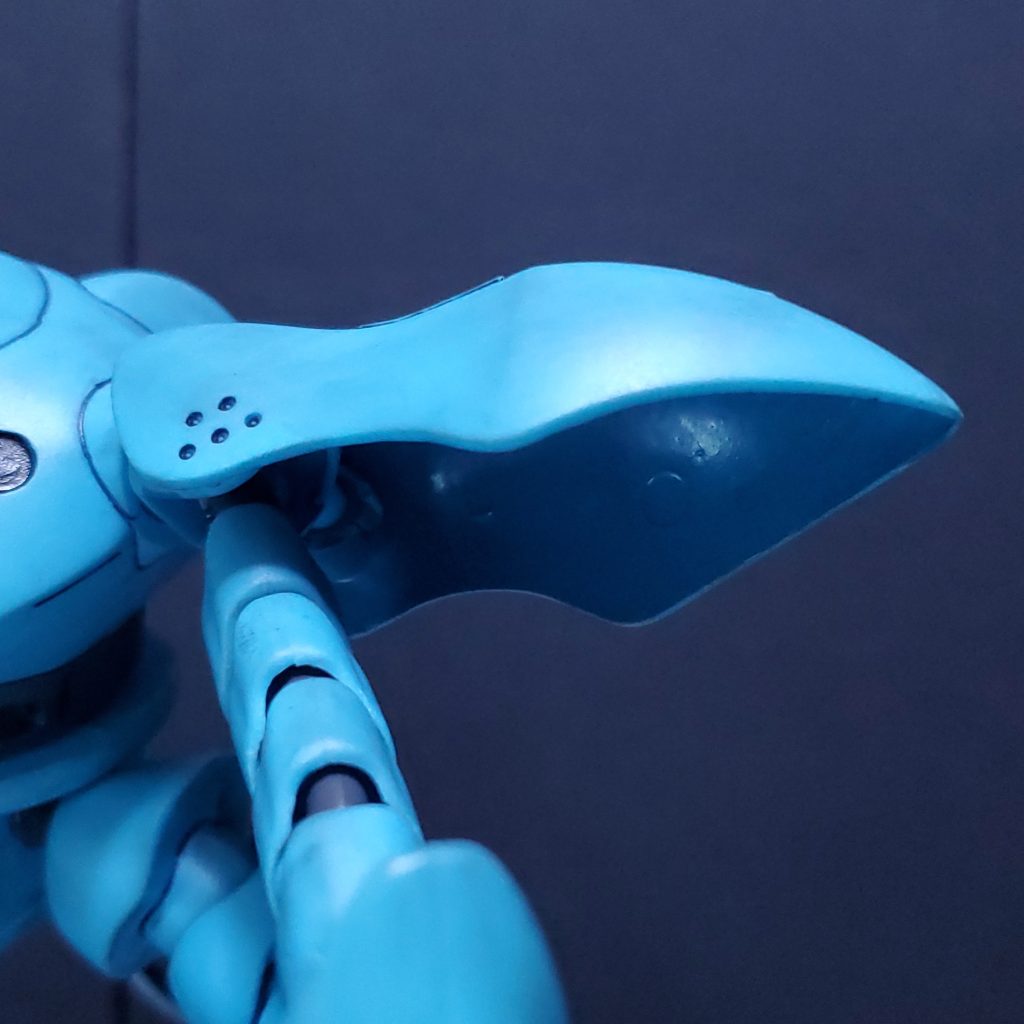 肩の裏側は少し暗い水色で塗装して陰影をつけています。