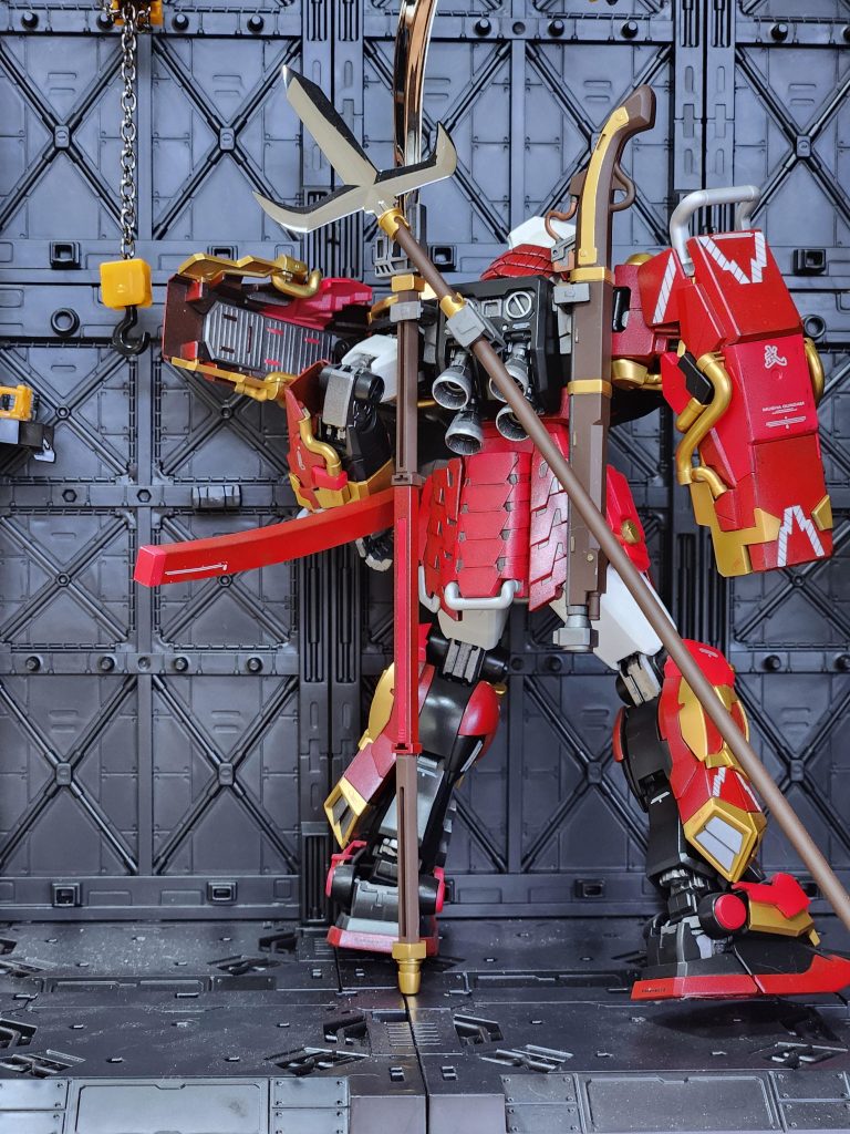 下からの煽り。