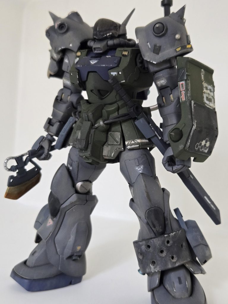 装備としてはヒートホーク、日本刀を模した脇差、スパイク付シールド