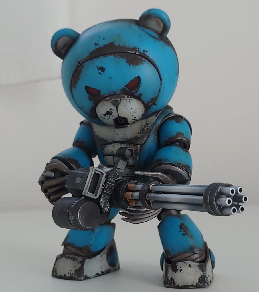 イカつい感じにしたくてゴッグの手を移植しガトリングガンを持たせてみました。