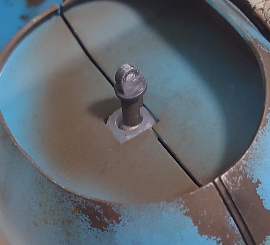 軸が折れてますね😭まぁ普段は棚に佇んでいるだけで滅多に触ることもないし頭をそっと乗せたら何事もなかったように立っているのでヨシとしましょう👌