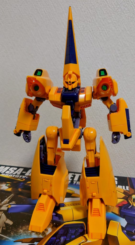 製作途中で数十年感放置プレーだったので、関節部がすっごく硬いの…頭部は少し力いれれば外れますが、首を回転させると「ミチミチ…」とデンジャラスなハーモニーを奏でてくれます。