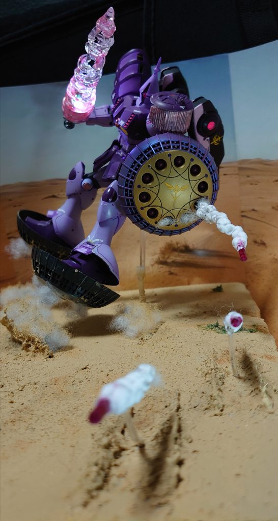 ブレーキしつつシールドミサイルを発射する躍動感を表現