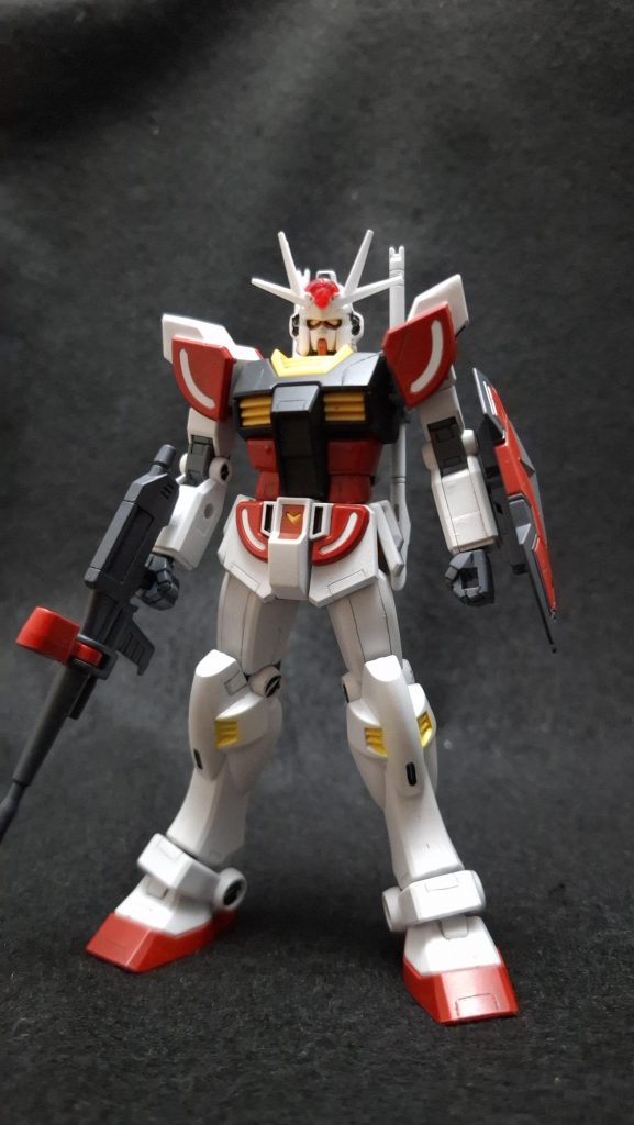 初のEGでの投稿です。RX-78もストライクも組むだけは組んでたりするのですが。今回のコンセプトは「スジボリの練習を始めよう」。ガンプラを作るための課題が見えなくなってしまった、という悩みが最近ありまして。もちろん技術的には未熟も未熟なのですが、漫然と塗ったり汚すだけのプランしか思い浮かばず困っておりました。どうしたものかと思案した結果思いついたのが、この際だから今まで避けてきたスジボリの練習をメインにしよう!というもの。こうなると、作るにあたってピンときていなかったキットがむしろ格好の練習台になってくれます。その中でも入門には初心者のガンプラ、EG ラーガンダムが一番ふさわしいと感じました。