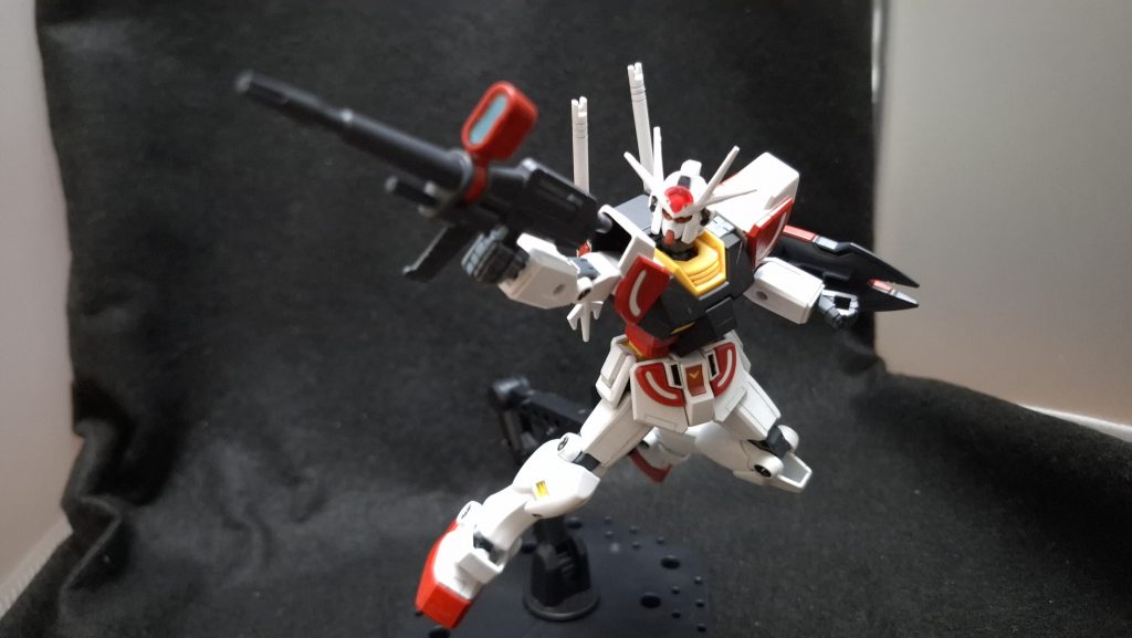 すねの合わせ目消しをしたことなどから大体のパーツは塗装していますが、色分けの優秀なキットなので胸部等の黄色や関節、赤の一部は成形色をそのまま使用しました。ラーガンダムには似合わんだろということでデカールも省略。リアルの忙しさからしばらく手を付けられない期間があったのですが、再開後はポンポンと作業が進んでやはりEGを選んで良かったなと思います。