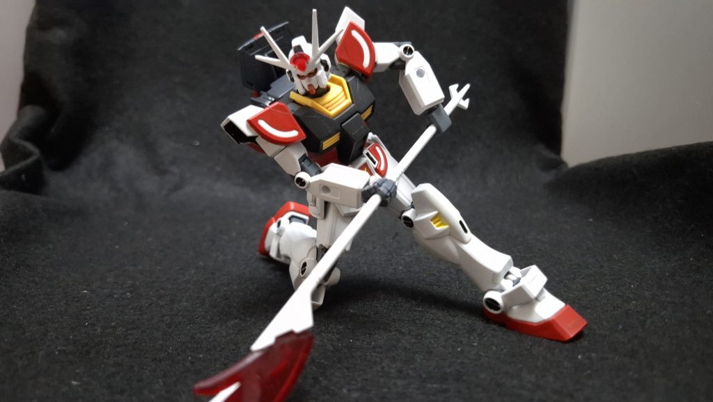 本機のメインウェポンと言えばビームラーナギナタ。両手持ちなので可動が問われ、構えさせてみるとEGの優秀さが分かります。はめ方の関係上、あまり腕を上げると肩アーマーが落ちてしまいがちなのが欠点か。心の整理を受け止めてくれる良いキットでした。ガンプラに戻るきっかけにおすすめです。