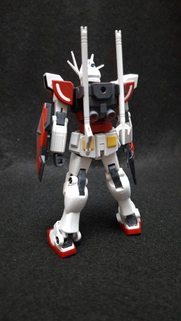 パーツ数が少ないこともあり、腕部以外は概ね何かしらスジボリを試みています(背面はほとんど無いですが)。今回は定規を使って彫ってみましたが、曲面にはやはり彫りづらかったですし彫ったのに目立たない箇所などもあります。現在製作中の次のガンプラでは途中からガイドテープの使用を開始しました。