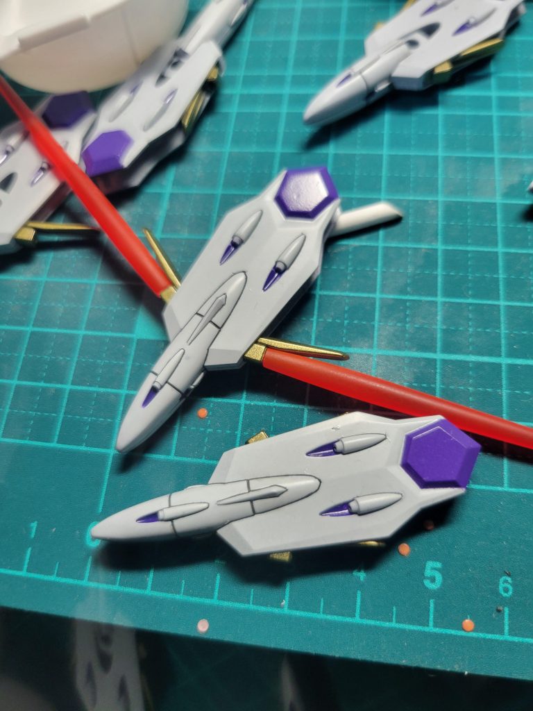 今回は水性塗料にエナメル塗料で色分け。水性は初心者にオススメとのことだったので使ってみましたが、いろいろ失敗しました…シールは使わずに全て塗装してます。スジボリはガイドテープを使用せず全てフリーハンドで行いました。