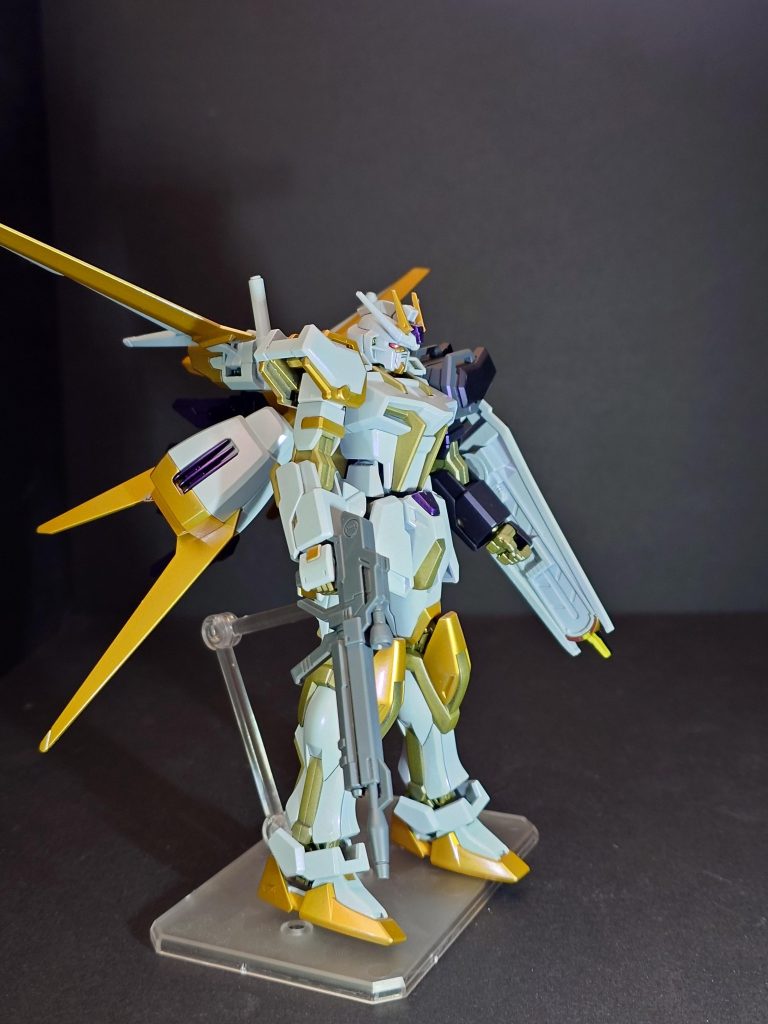 素立ち左側面カルラにある紫の部分については下地を黒にして上からパール塗料を吹いて色付けしています。あと左腕のカラーについてはシヴァ意識のカラーにしておいてできるかの確認をしてます。バックパックの塗装剥がれは組むときに剥がれたので気になさらずに