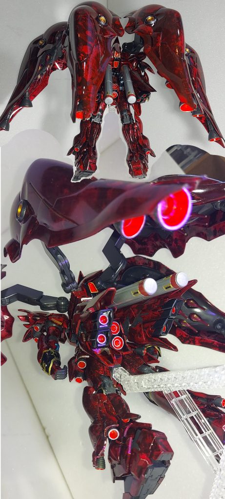 ブースター内側、蛍光レッドとモノアイ蛍光グリーンが発光します