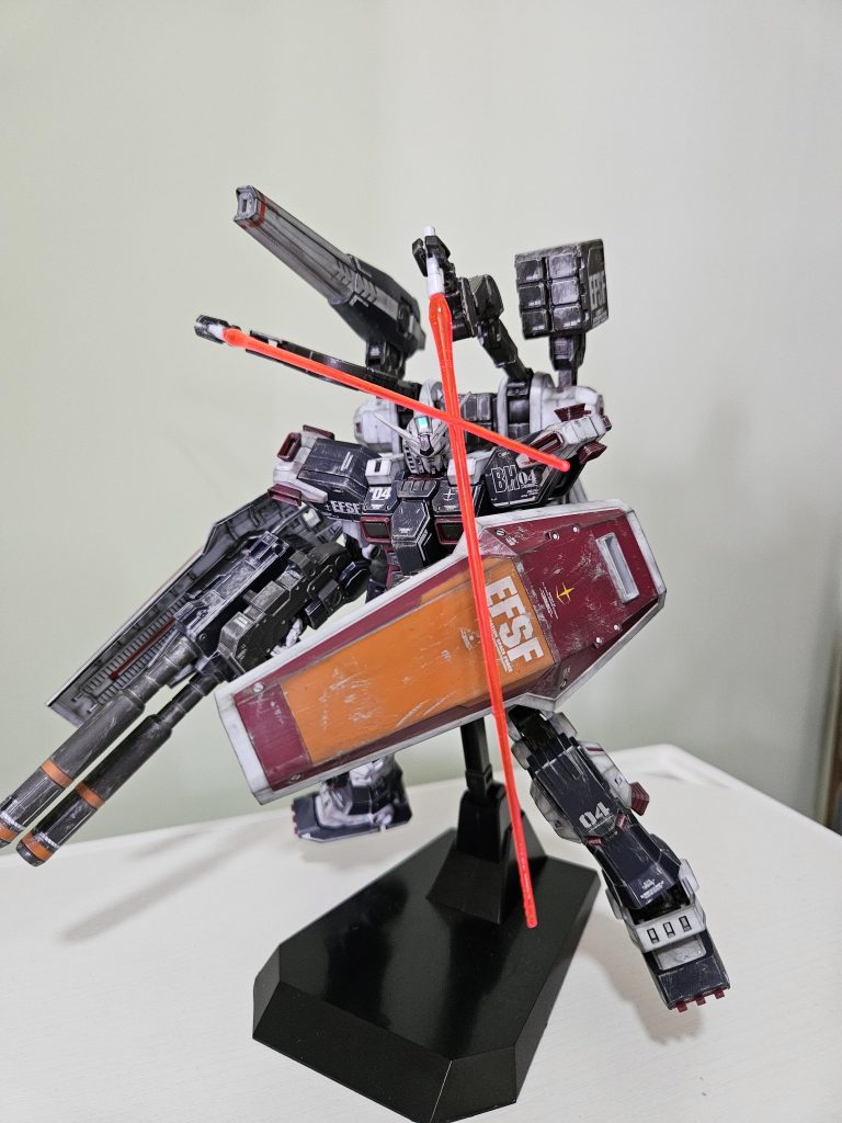 ちなみに私も我が父も実はサンタ―ボルト未履修なのでポージングはエアプなんです…(gundam-kao5)