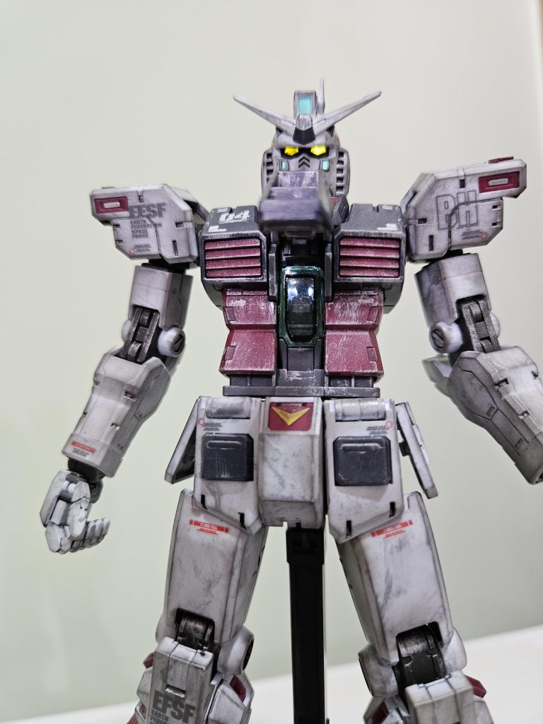 頭とコクピットの後ろにLEDを入れました角度をちょっとでもずらしたら頬の緑が発光しなかったり、片目だけ光ったり、上の緑に光が足りなかったり、コクピットに光が届かなかったりなどなどの問題が起きやすくて調整にかなり神経使いました