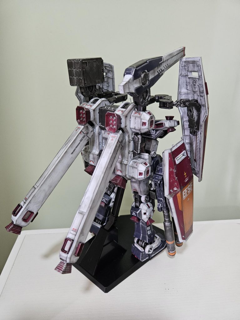 フレームカバーは好きじゃないのでこちらの判断でオミットしましたバックパックが重いので付属のスタンドで浮かせる場合は大体気づかないうちに変な向きになっていしまいますちゃんとアクションポーズを取りたいならアクションベース4とかに変えた方がいいでしょう