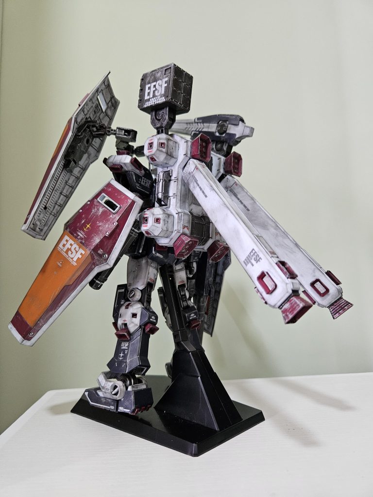 制作途中で右肩の関節を折ってしまいました真鍮線とランナー棒でなんとか修復できましたけどフルアーマー状態の武器を保持するには荷が重いです