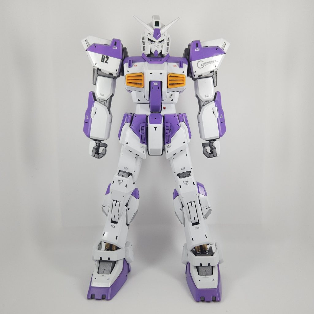 正面よりガンダムデカール⑲とナンバーデカールを貼り付け紫はEV-01 エヴァパープル、白はGX1 クールホワイト、関節等にGS-10 サーフェイサーエヴォ ガンメタを使用、他色は調色しています最後までご覧いただきありがとうございました
