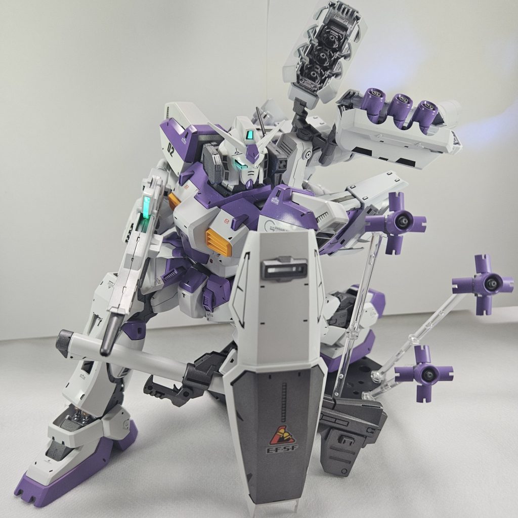 ミキシングコンセプト(IF設定妄想)連邦軍内ニュータイプ研究部門はネオ・ジオン再蜂起に備えるべく、NTの能力を最大限に引き出す専用機の開発を目指す。その汎用性と堅牢なフレーム構造から、打ち捨てられたガンダムMk-IIを改修のベース機として選定し密かに回収。 機体コックピット周辺および主要関節部に簡易型サイコフレームを搭載、パイロットのNT能力を増幅し、反応速度と機体制御精度を飛躍的に向上させるものの、νガンダムと比較して出力と安定性は控えめ。