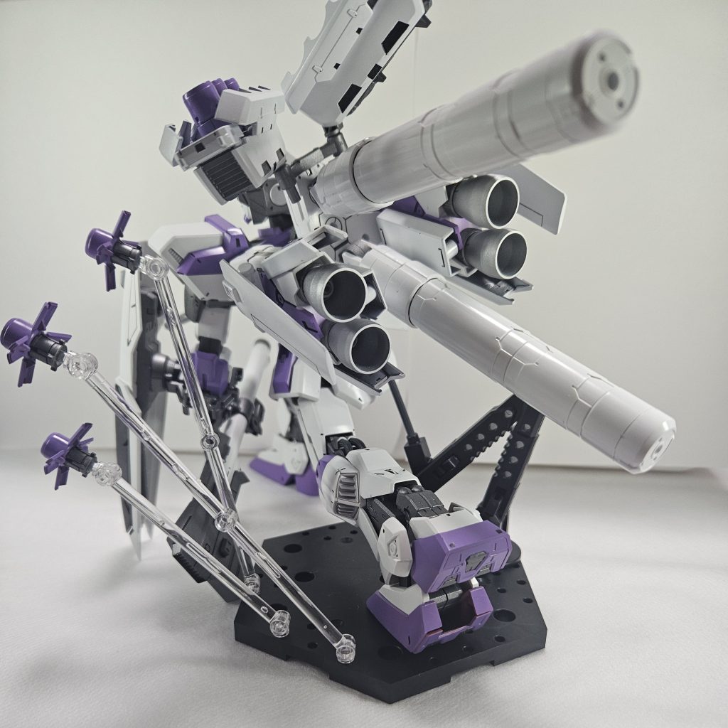 拘りポイントミキシング背中が寂しいと感じたため、30MMの大型プロペラントタンクユニットを改造して装着、さらにRGサザビーのファンネルラックを取り付けてみましたフィンファンネルも好きですが、ヤクト・ドーガやサザビーに搭載されているファンネルの形状が大好物なのですカラーリング数ある機体の中でも特にお気に入りのHi-νガンダムカラーに塗装MG Hi-νガンダムの作例とにらめっこし、塗り分けラインでスジ彫りに挑戦マスキングとデザインナイフは苦手な作業でして、所々はみ出してしまいましたポージング柔軟な可動域を活かし、前後に大きく展開しています敵の奇襲により片膝をついてしまうも、冷静にファンネルで迎撃する様子をイメージしてみました