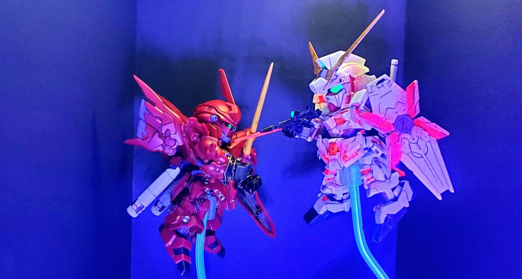 試しに撮ってみたら、UVライトの紫色が強いしダイソーディスプレイスタンドの存在感…アニメを見直したらこのシーンだとシナンジュはプロペラントタンクを切り離した後…／(^o^)＼ﾅﾝﾃｺｯﾀｲ