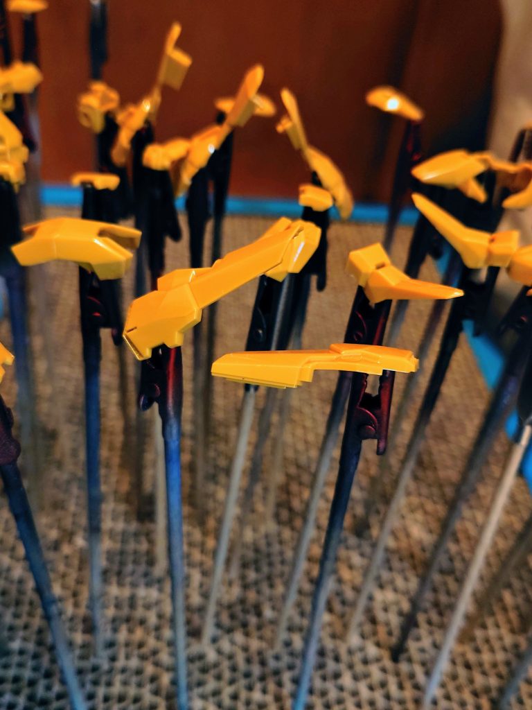 メッキをハイターで剥がした後の姿。HGのリヴァイブされた百式同様、黄土色の姿が…さあさあ塗装スタートだ！！