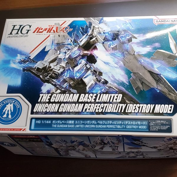 偶然見つけたユニコーンガンダム、装備がてんこ盛りで即購入しました。これはHGと言えどかなり作り応えがありそうですよ。早速ボディをちょっと組み立てみましたけどぉ、うーむ、サイコフレームの表現に課題があると感じますねぇ。（1枚目）