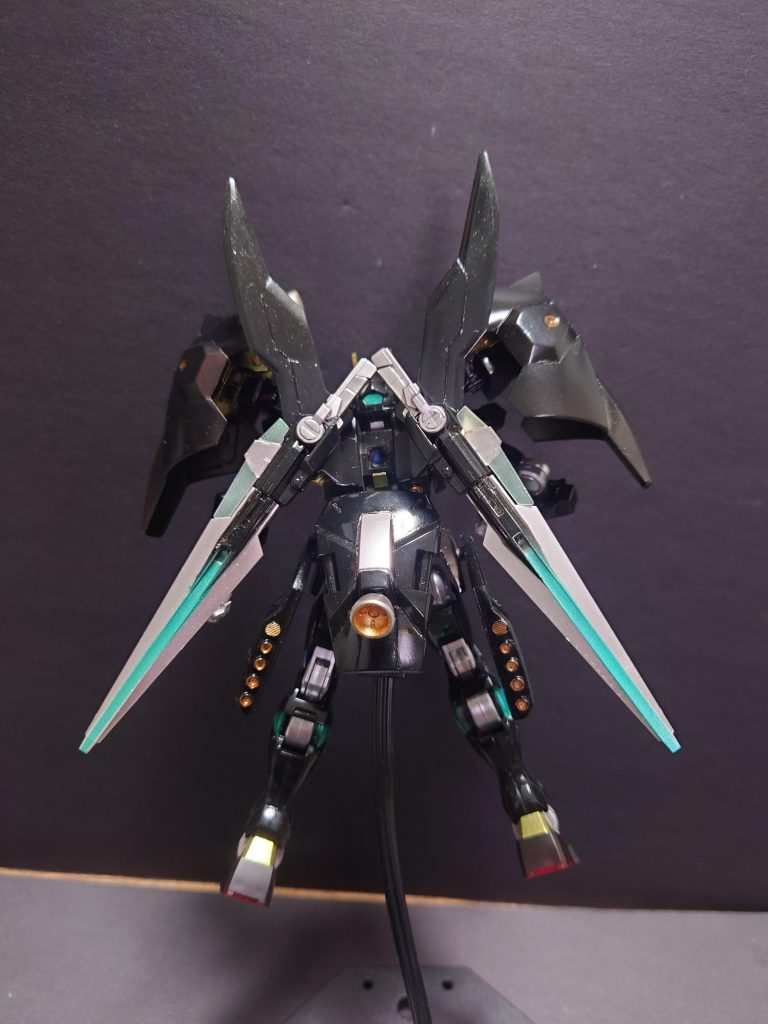 サイドスカートとお尻にスラスターを仕込んで肩の分の重量に対応したつもり