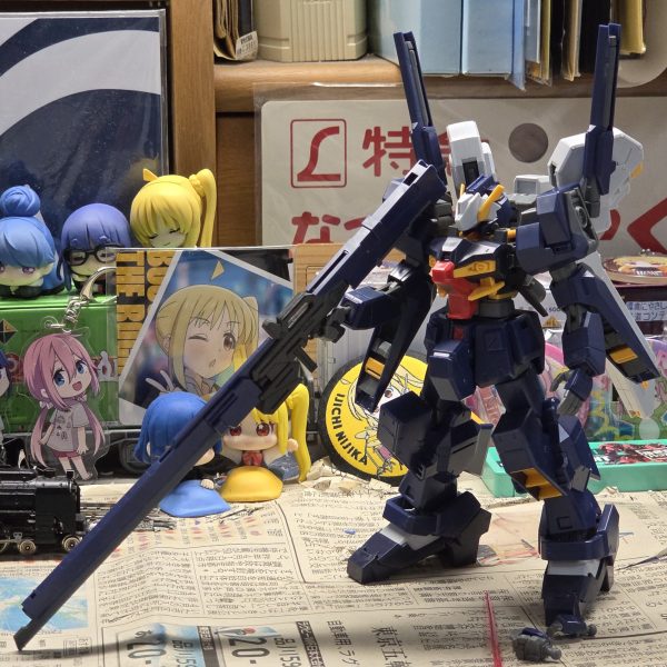 積んでたTR-1ハイゼンスレイを組んできました。バックパックはトライブースターポッド付き、頭部にはセンサーユニットを装備、ビームライフルはヒートブレード付きのものにしました。 （1枚目）