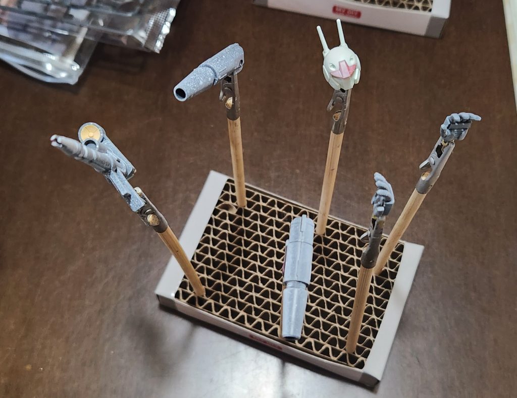 サフ吹きの様子。今回は残ってた水性サフ(白)を使用。写真は1部ですが脚部にてミスりました(n敗)。