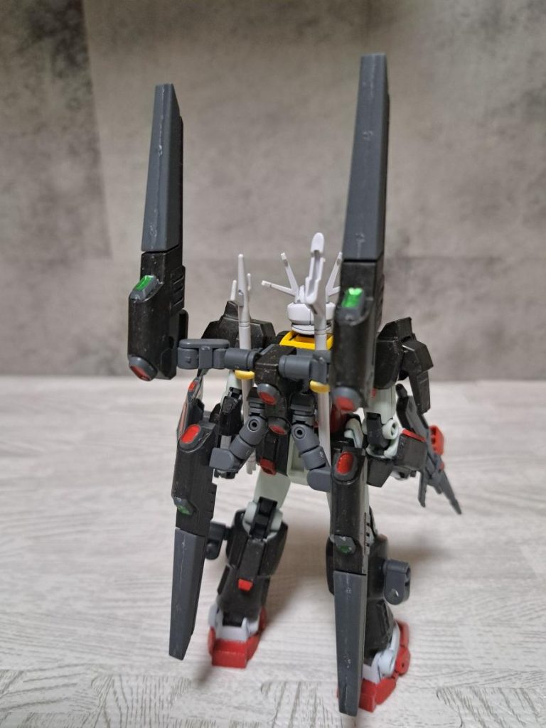 バックパックもジョイントを増加し、ビームナギナタも外れやすかった為に改良しました。