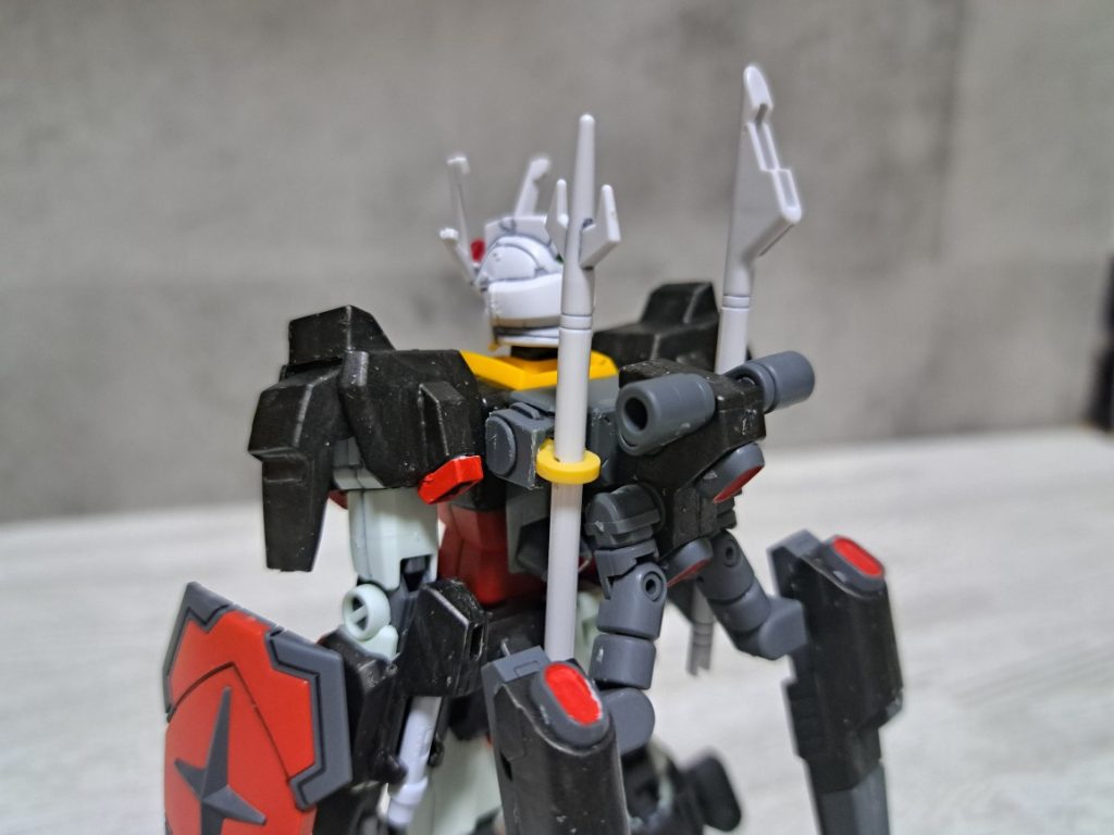 バックパックのビームナギナタの収納部分を切除並びに改造し、30MSの余りパーツを接着して簡単に外れないように変更、そのままではファンネル兼ビームキャノンのジョイントに干渉してしまったので30MMの余りパーツでジョイントを追加しました。