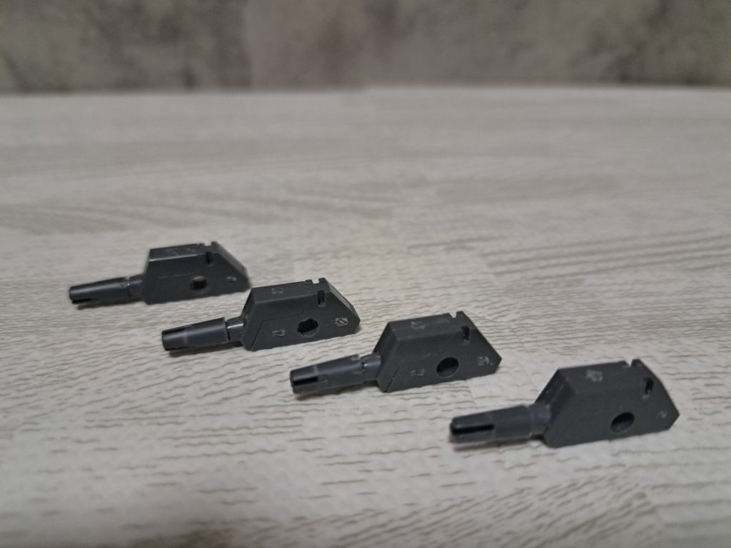 破損してしまった先端部分の半分を削り、余ってたビームライフルの先端パーツに変更しました。