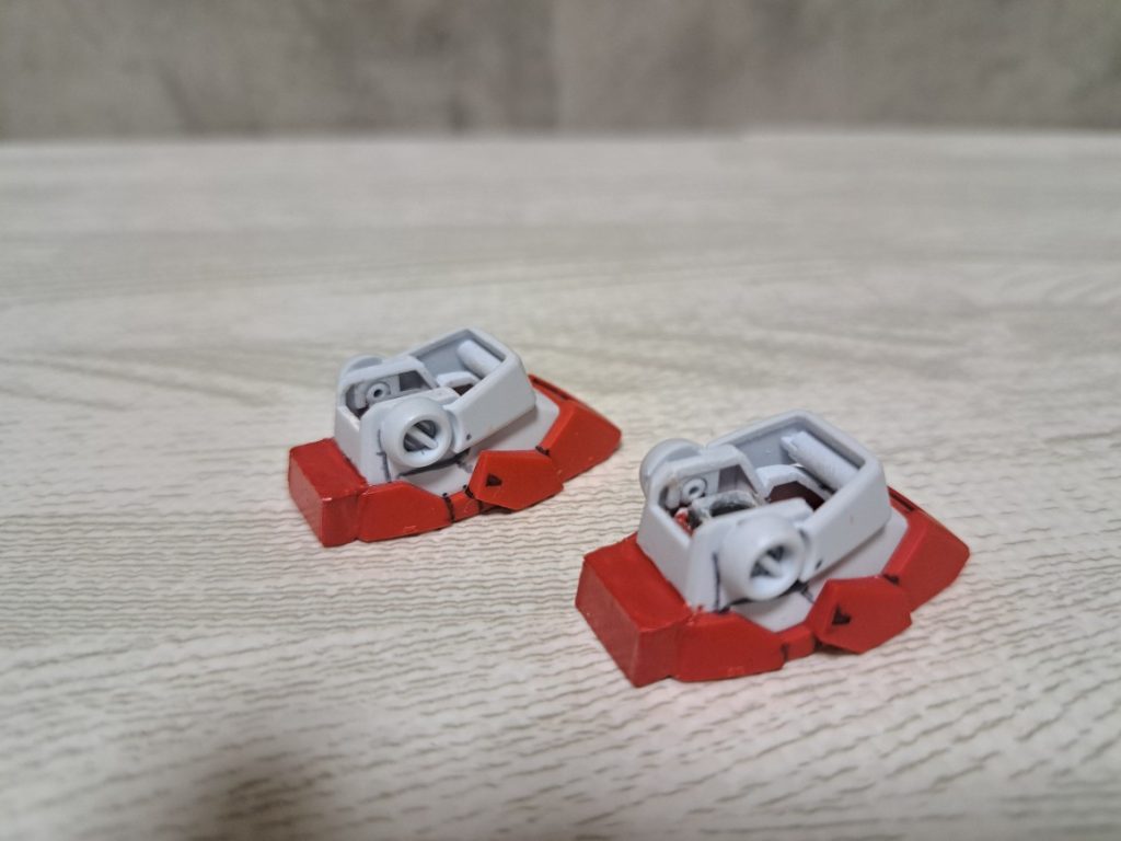 バックパックの重さで後ろに倒れるのが何度か見られた為、踵をランナーの板部分数枚と市販のプラバンを使用しサイズに合わせて加工。足の内部には鉛シールを入れて重量も増加しました。