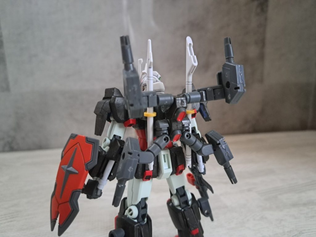 基本装備その3小型ビームキャノン前回の説明で述べた通り、ジョイント基部の小型ビームキャノンは原型のままではファンネルの取り外しで破損しやすかった為、余ってたビームライフルの先端パーツに変更。