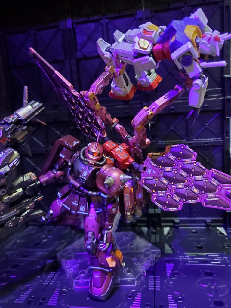 グラスフェザーを奪われた万博ガンダムさんが鹵獲されているところ