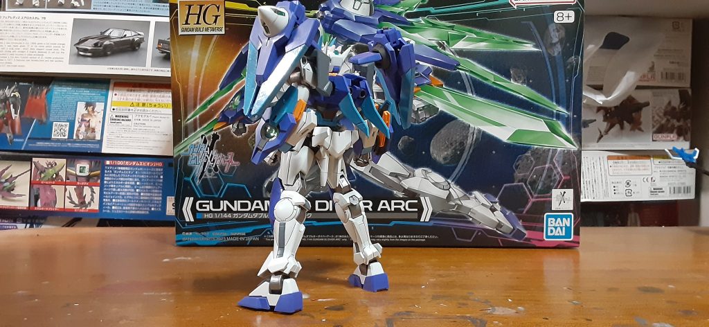 後ろのフィンもシャープ化と塗り分けやってみました。関節はラッカーの焼鉄とシルバーを、シルバー強めで調色