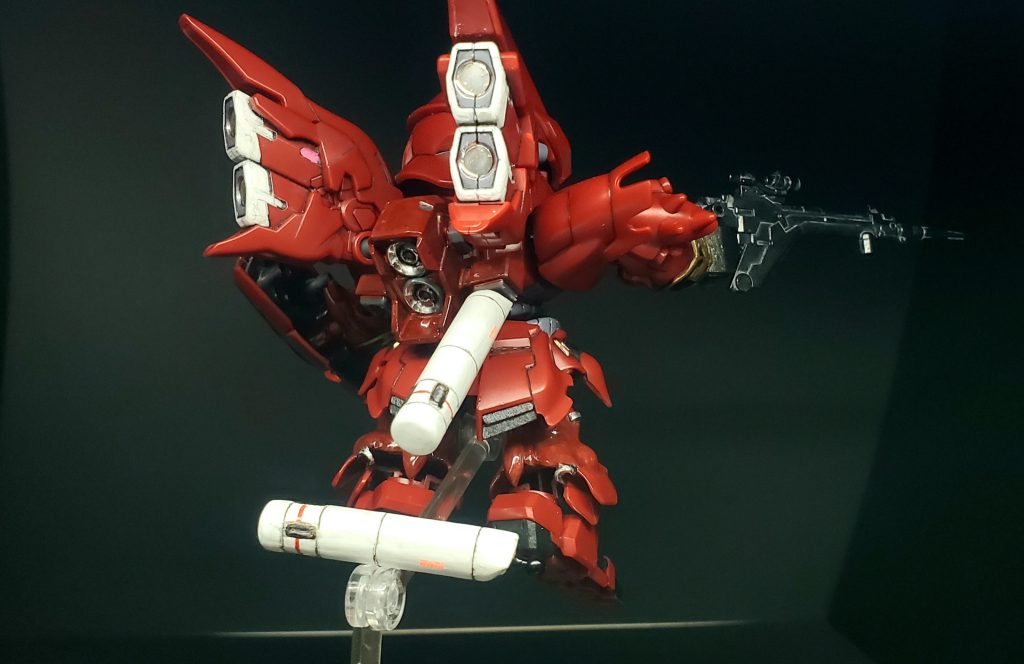 プロペラントタンクはボールジョイントで着脱式に。ライフルを腰マウントできるように磁石を。ビームサーベルもクリアパーツなどで作り直し。そしてアクションベースと紫光控え目なUVライトを買いました(^q^)