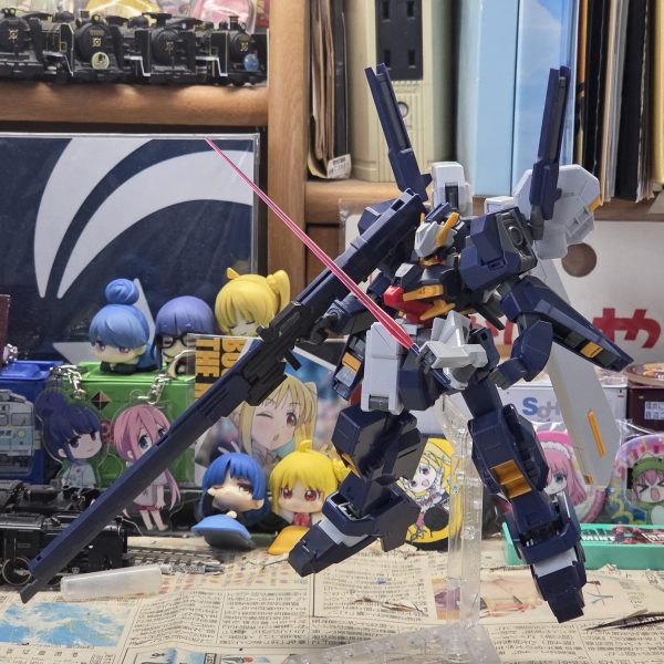 てきとーに組んでたハイゼンスレイですが、股間部ラッチにサブアームを追加しました。このまま仕上げる予定ですが、シールドはどうしよかな…（1枚目）