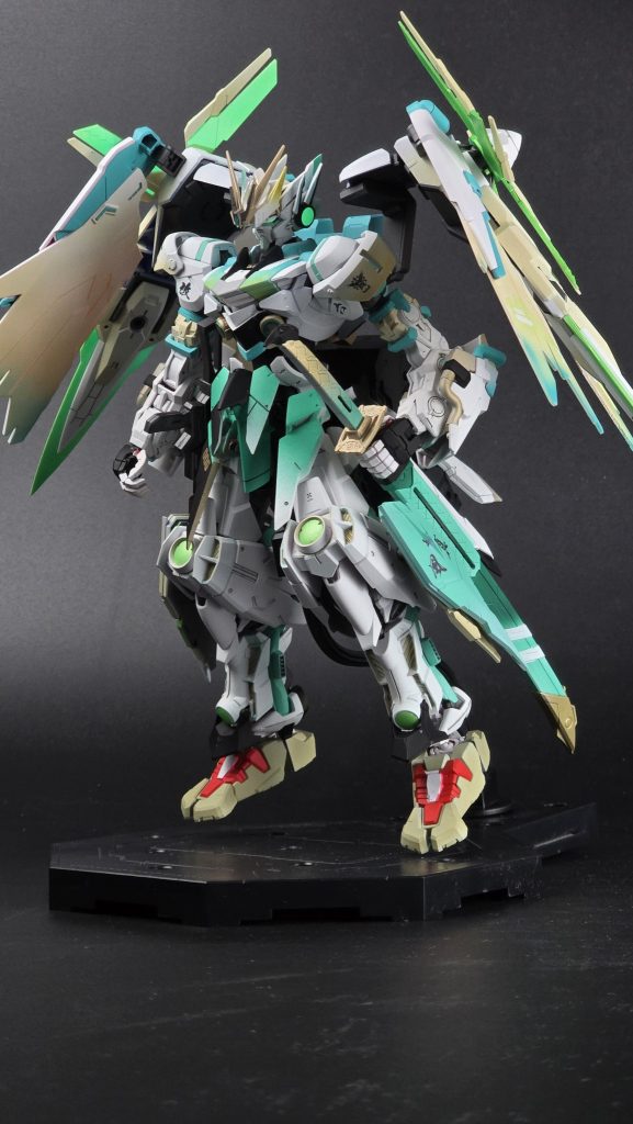 まずは本体のみ思い切ってボディをフルメカニクスのエアリアルにし、ツインドライヴまで装備しました頭部は、holoXの2周年記念のヘッドセットをイメージしました