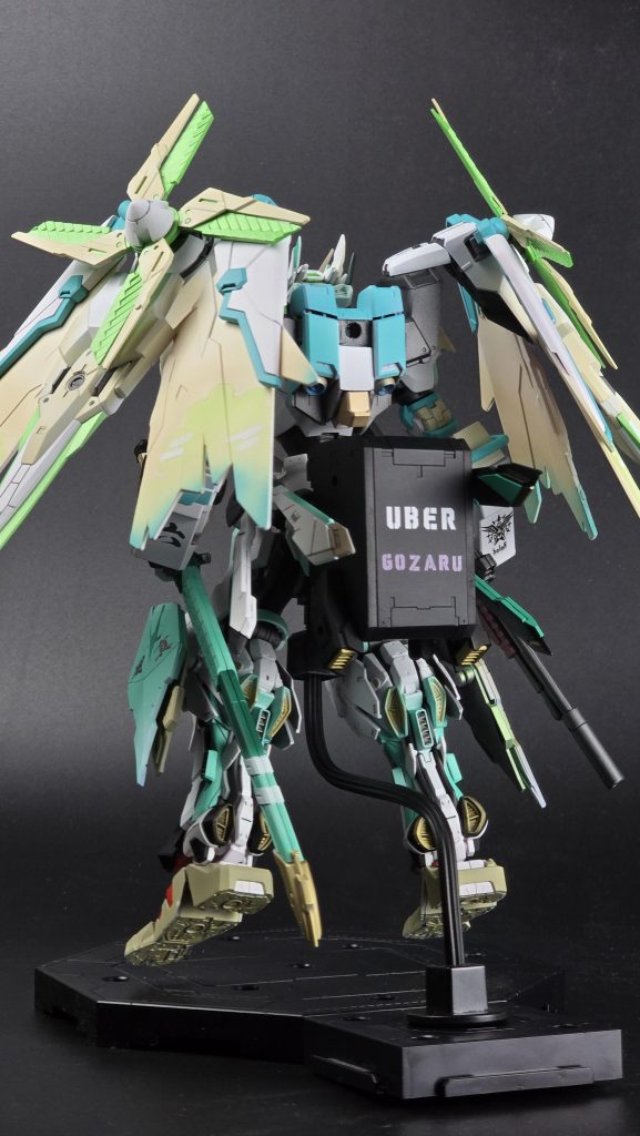本体のバックショットUber GOZARUマークIIは、大型のGN粒子貯蔵タンクとして運用「GOZARU」の文字は、偏光カラーで角度によっては緑色に光ってくれます