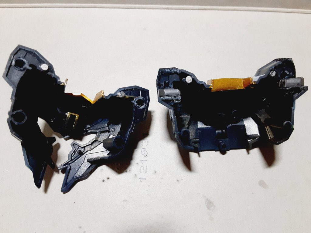 プラ板で土台を作り接続基部を加工し接着、ピンを切り飛ばしてるのでネオジム磁石で補強